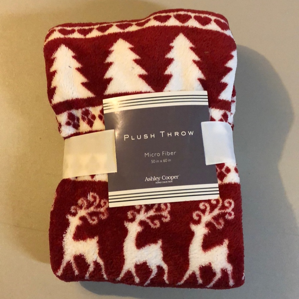 ***FREE***  with any $10 purchase!  Ashley Cooper Plush Throw Blanket, 🌲NWT.